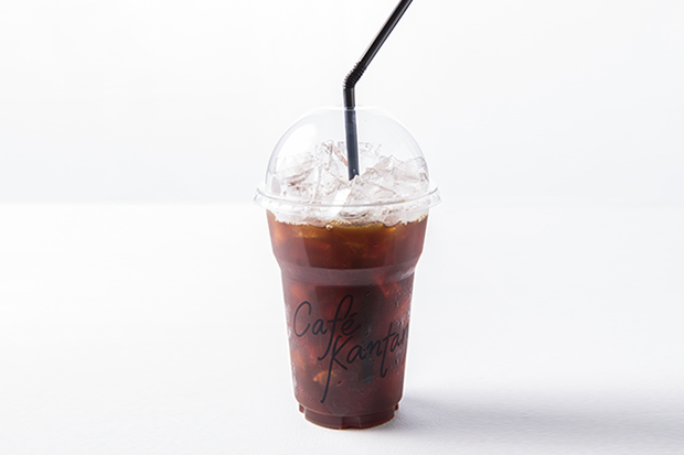 Ice americano фф. Айс латте в стакане с купольной крышкой. Кола со льдом в пластиковом стакане. Холодный кофе со льдом в пластиковом стакане. Кофе со льдом в одноразовых стаканах.